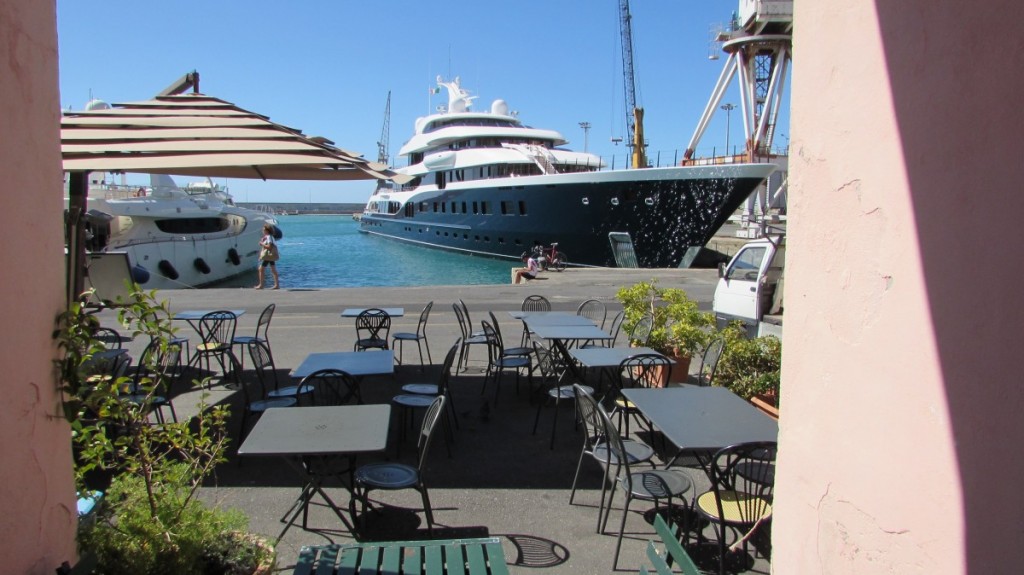 Una foto del mega yacht Symphony fatta dai portici di Imperia