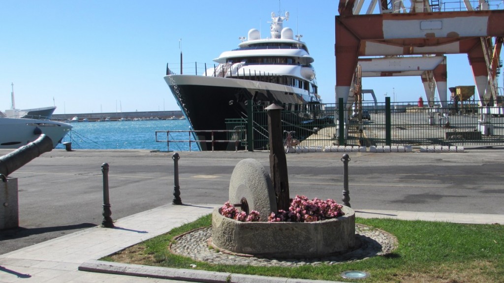 Una foto di Symphony con l'aiuola e la macina del porto