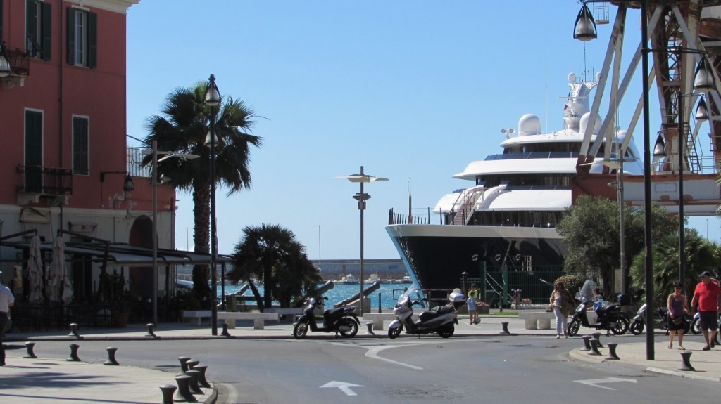 Una foto di Symphony fuori dal porto di Imperia