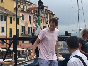 John Elkann a Portofino con l’inconfondibile yacht di Lapo! FOTO E VIDEO ESCLUSIVI DI LN