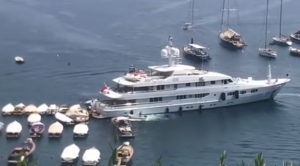 Retromarcia “travolgente” di un mega yacht a Portofino-Video