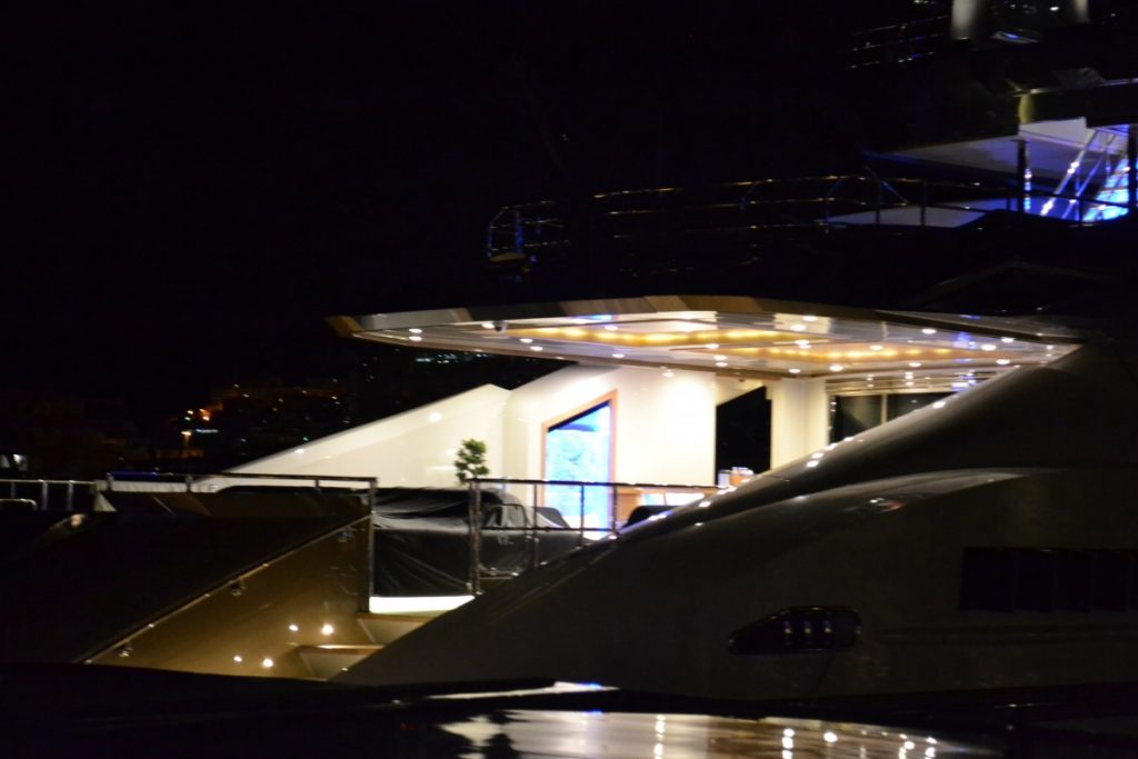 Alcune delle vetrate con acqua del mega yacht Lady M 