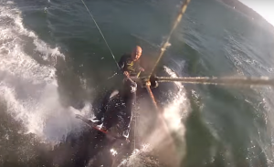 Kitesurfer si ritrova una balena “tra i piedi” VIDEO