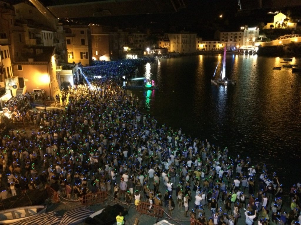 Vista notturna e musica dal vivo della Baia del Silenzio con la Shhh! Silent Disco 2017