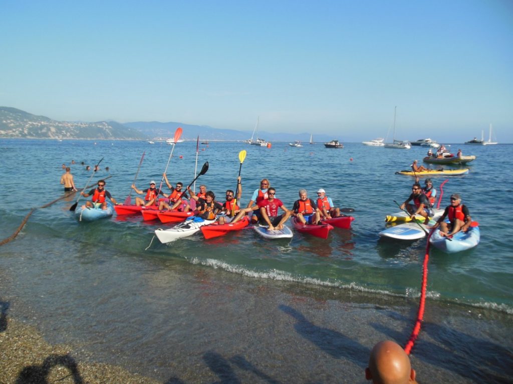 Alcuni kayak a Punta Pedale durante il Miglio Blu 2017