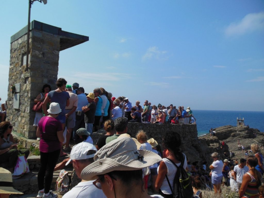 Processione per la Santa Messa a Punta Chiappa