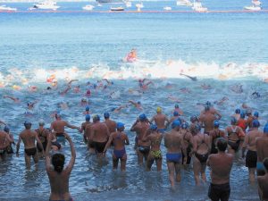 Ecco i concorrenti in acqua al via del Miglio Blu 2017