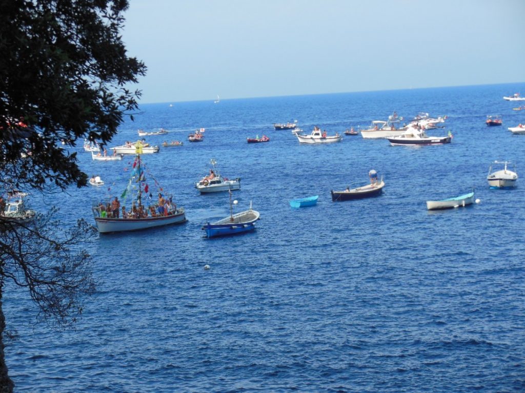 Scorcio della processione per Punta Chiappa durante la Stella Maris 2017 a Camogli