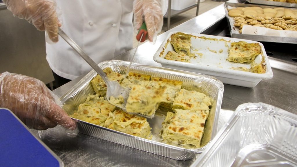 Lasagne al pesto oggi per il menù di bordo: quelle avanzate vengono recuperate