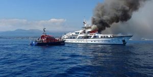 Mega yacht in fiamme a Nizza – VIDEO