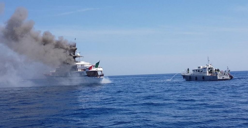 Il mega yacht di Diana Bracco in fiamme al largo di NIzza