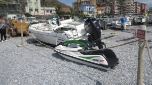 Tragedia a Ventimiglia: cade dalla moto d’acqua, il figlio lo travolge con il motoscafo