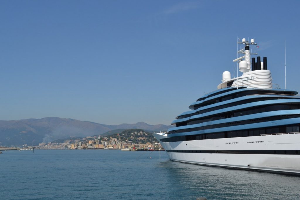 Il mega yacht Jubilee con Voltri sullo sfondo