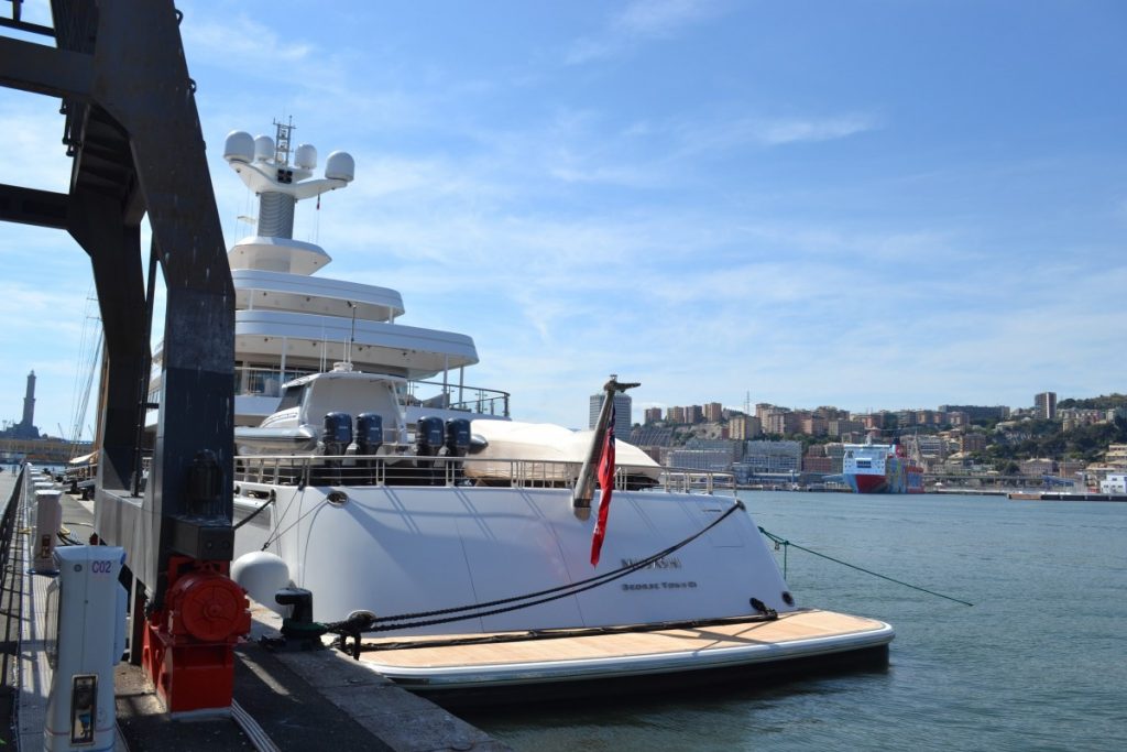 La poppa ed i tender del mega yacht Musashi