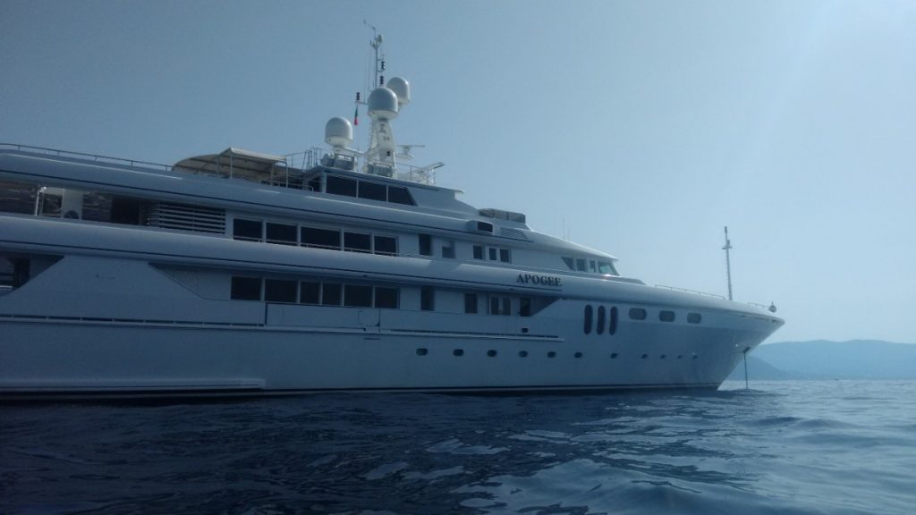 Megayacht Apogee a Paraggi