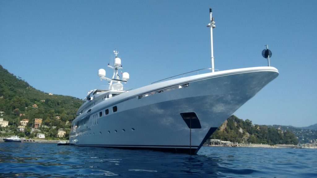 Megayacht Apogee: foto a prua