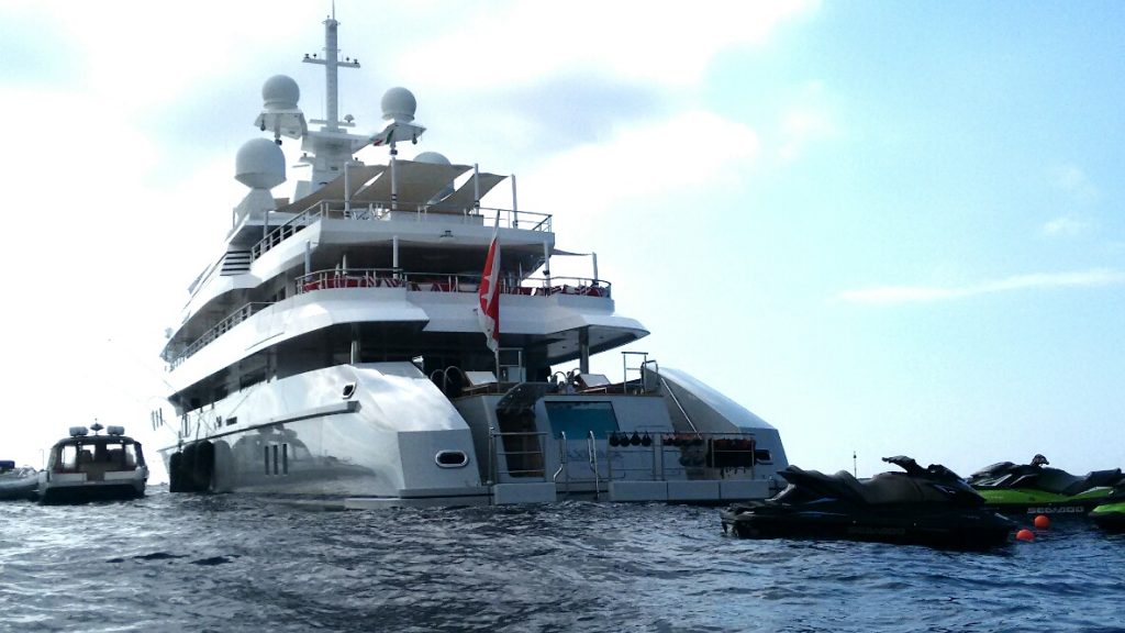 Megayacht Axioma: foto a poppa