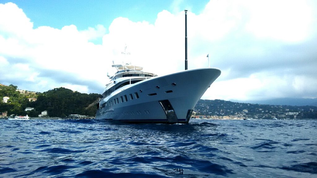 Megayacht Axioma: foto a prua