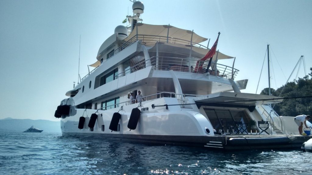 Foto a poppa del megayacht Madame Kate