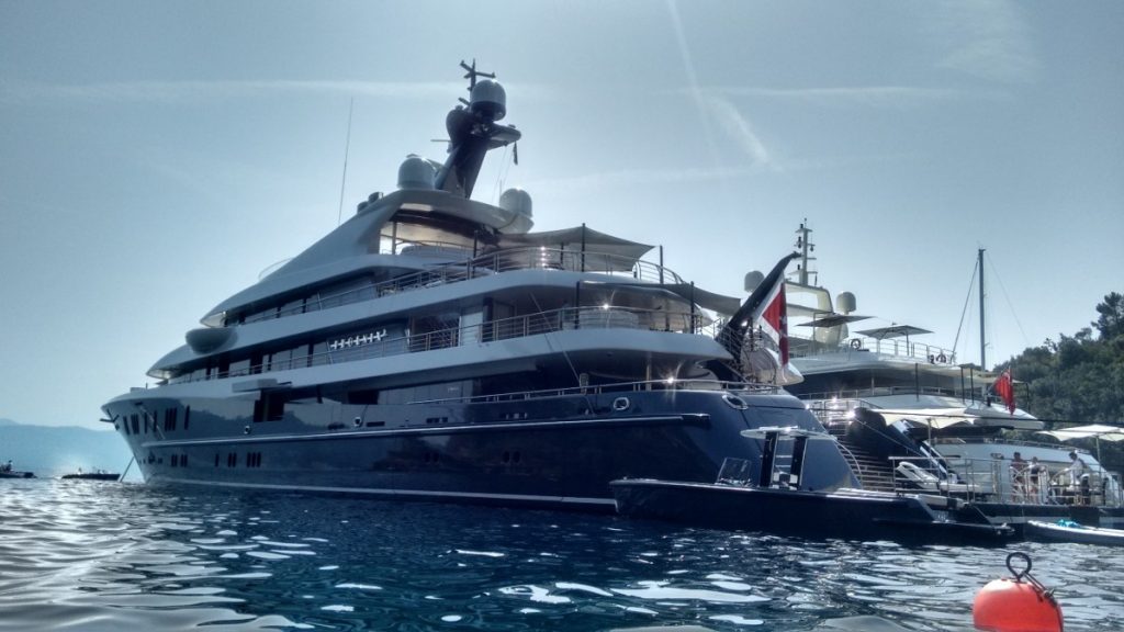 Megayacht Phoenix 2 a Portofino: foto laterale dell'unità