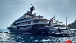 La Fenice svetta in Piazzetta: megayacht Phoenix 2 a Portofino