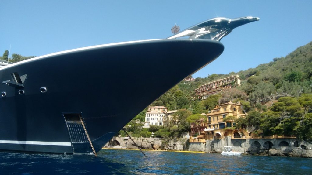 Megayacht Phoenix 2 a Portofino: foto a prua