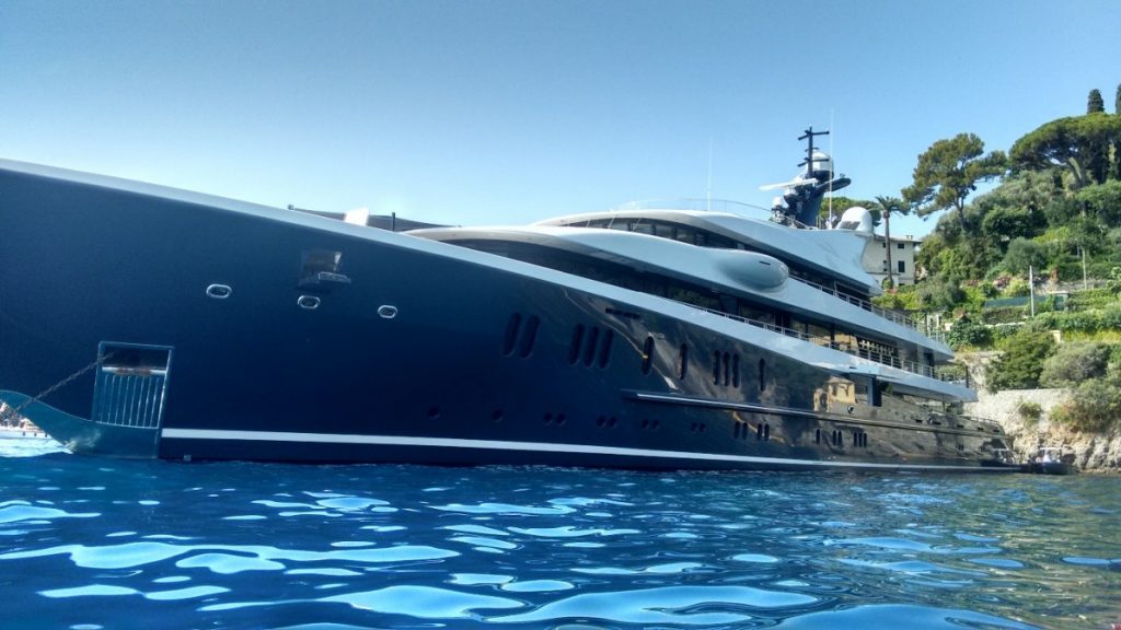 Megayacht Phoenix 2 a Portofino: foto da kayak