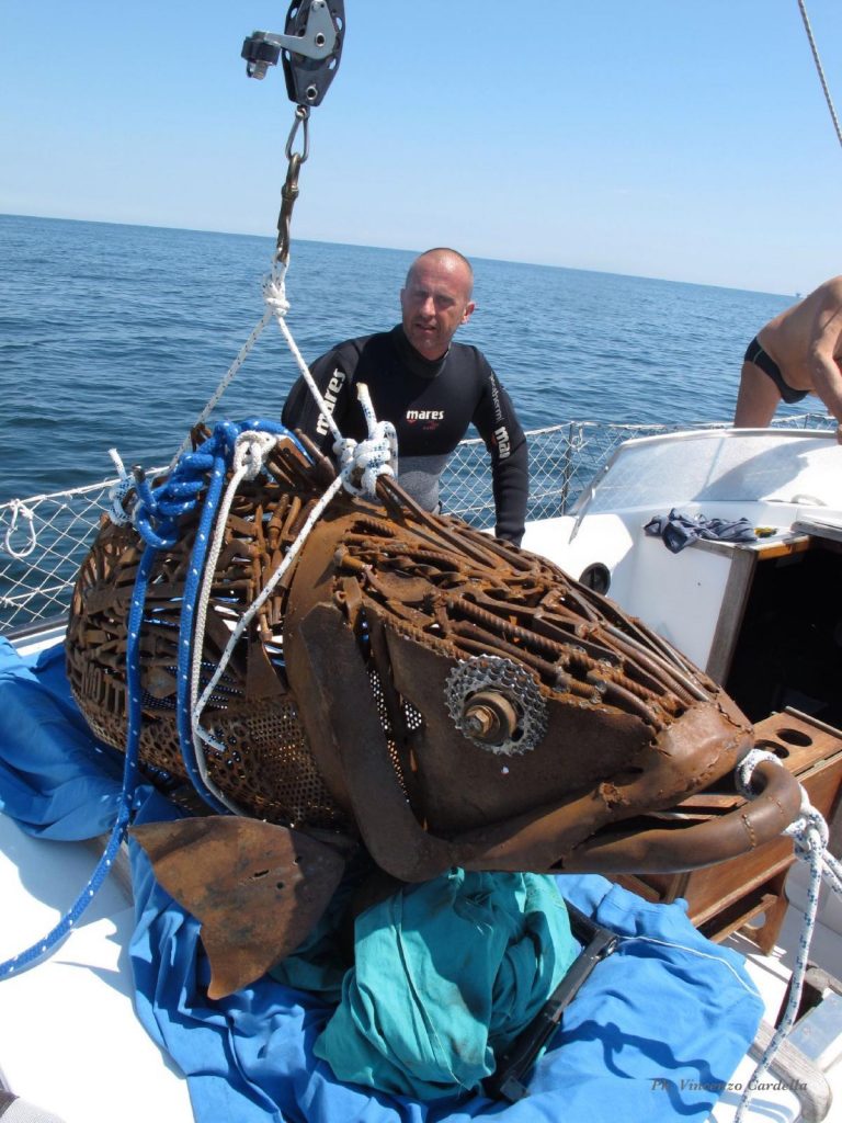 La cernia di ferro, a bordo di un'imbarcazione prima di essere posizionata in mare a Bergeggi