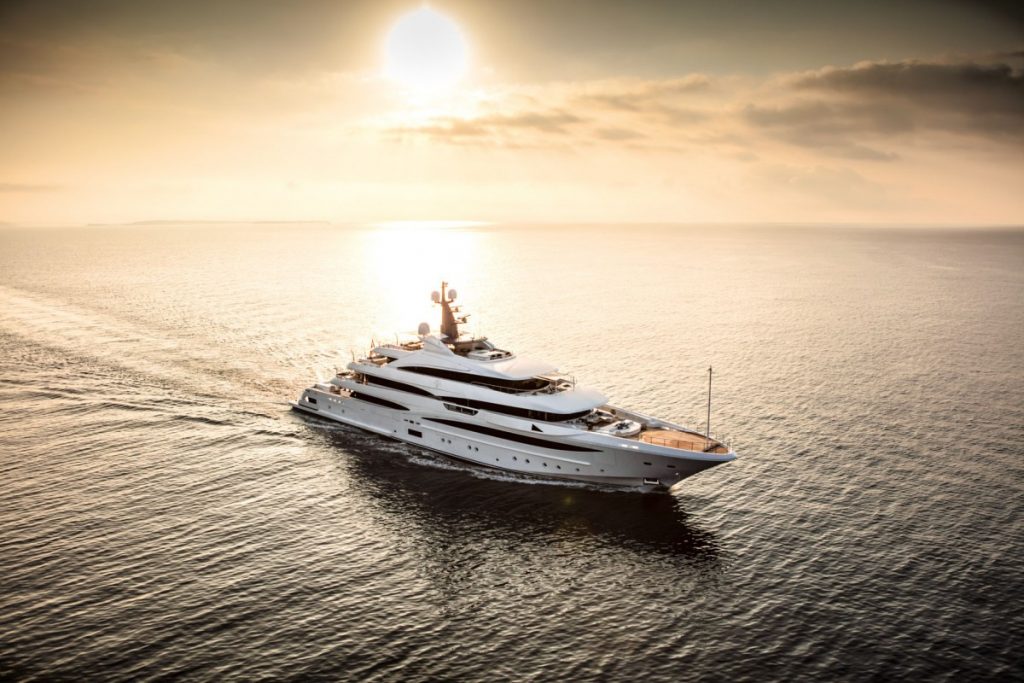 Il mega yacht Cloud 9 in navigazione