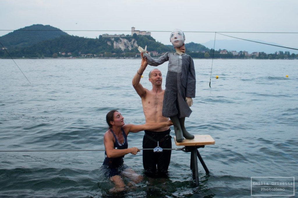 La produzione del Teatro sull'Acqua ha come sfondo il Lago Maggiore