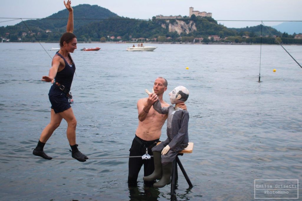 La produzione del Teatro sull'Acqua ha come sfondo il Lago Maggiore