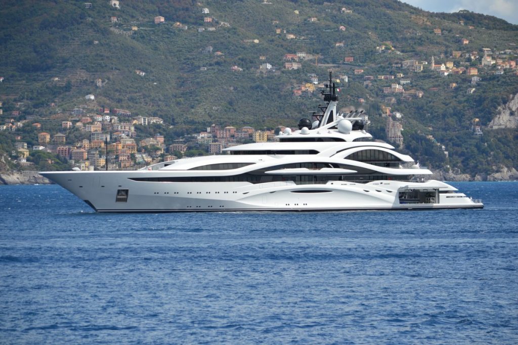 Il gigante del mare Al Lusail, 123 metri, in tutta la sua lunghezza a Santa Margherita, Liguria