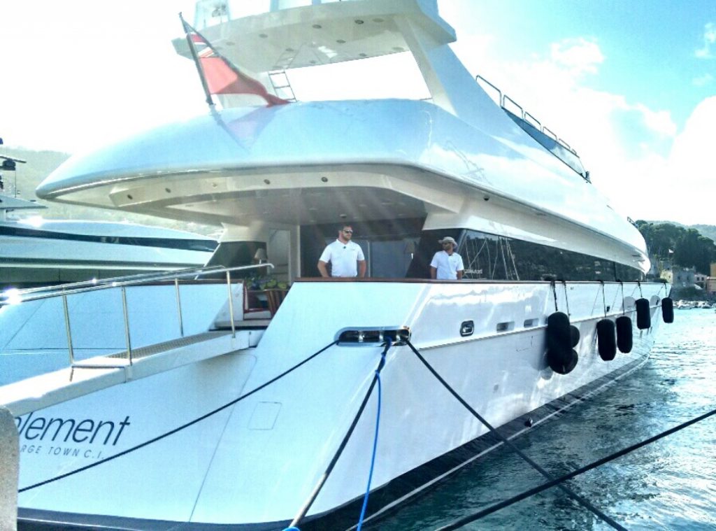 Foto laterale del megayacht Element