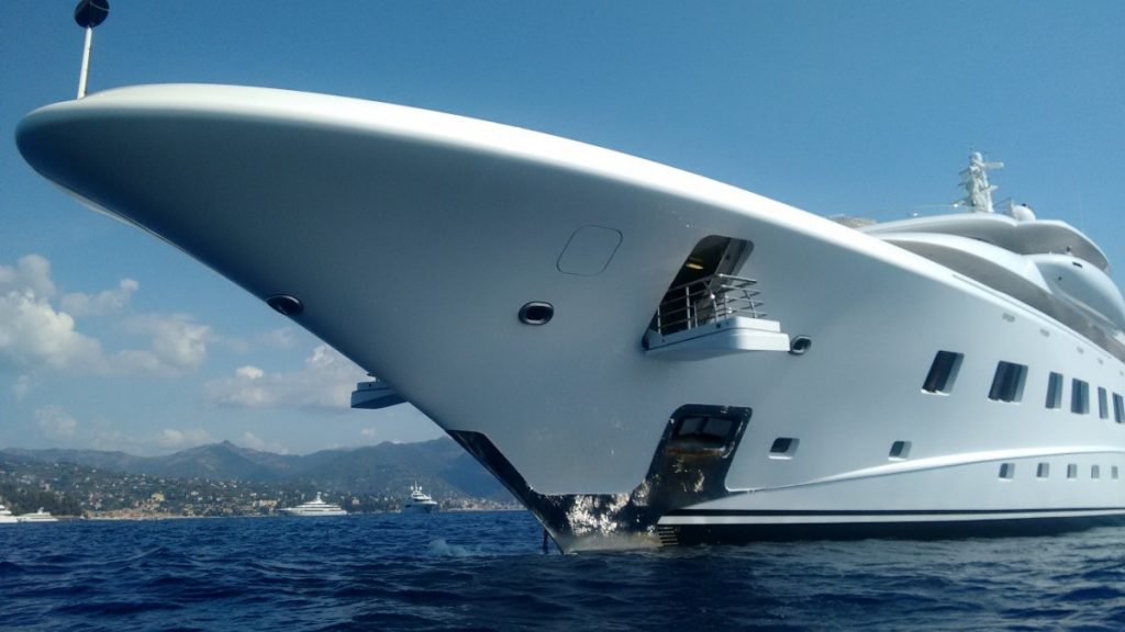 Megayacht Quantum Blue: foto a prua