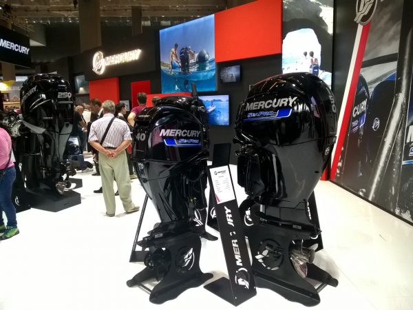 Alcuni motori nello stand di Mercury al Salone di Genova