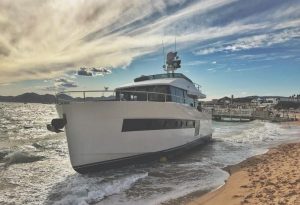 Cannes Yachting Festival: imbarcazione arenata sulla spiaggia della Croisette!