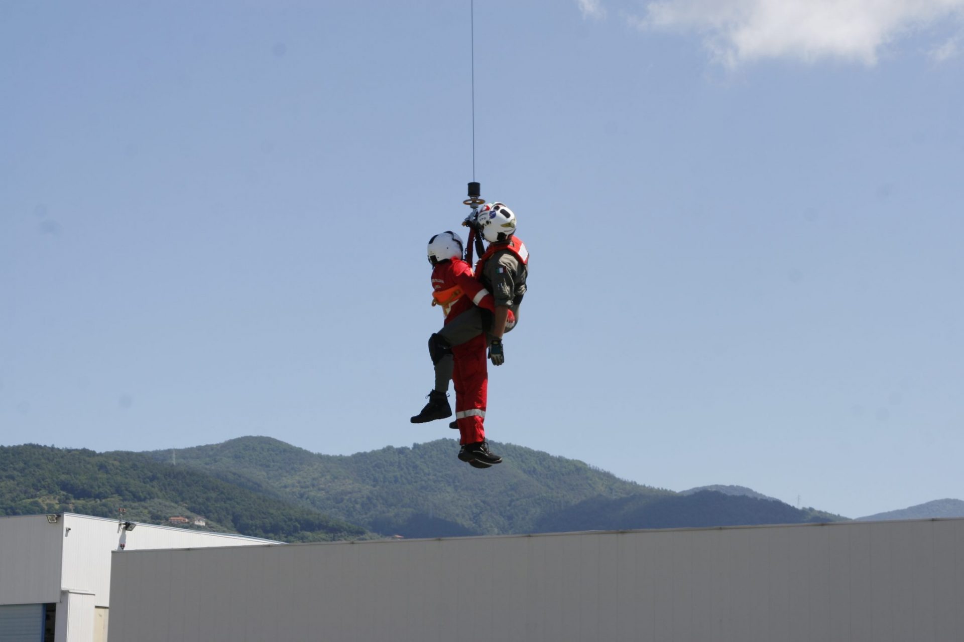 Una simulazione di soccorso dal cielo della Guardia Costiera