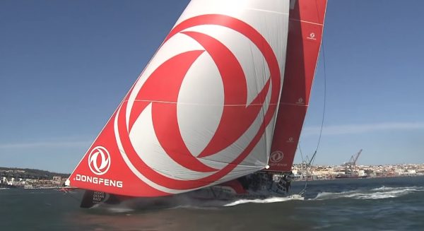 Volvo Ocean Race, Dongfeng vince la scommessa e comanda verso le calme equatoriali