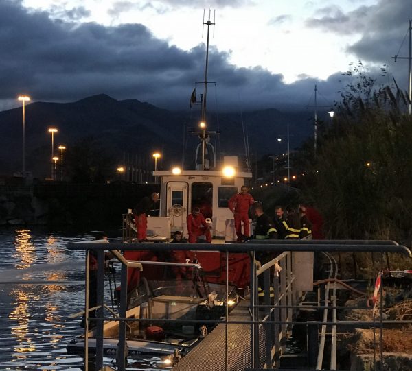 A Prà affonda barca in fascia di rispetto: sorpresa all’arrivo dei soccorsi – VIDEO