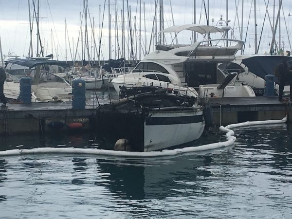 Il video di cosa è rimasto dopo l’incendio alla Marina della Fiera, 4 yacht bruciati