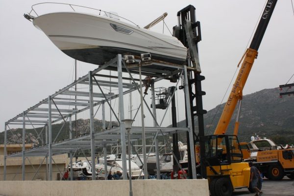 NavalTecnoSud spiega la manovra della taccata di una barca a motore – VIDEO