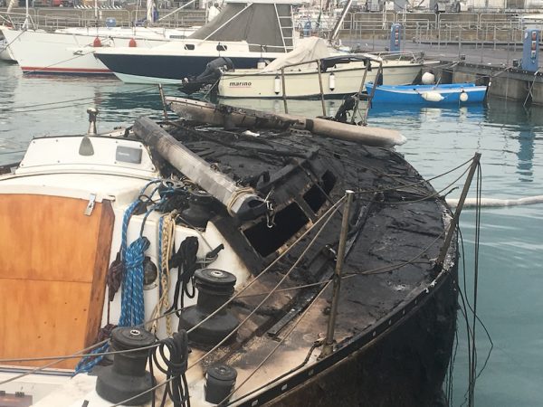 Le foto esclusive dell’incendio degli yacht ormeggiati alla Fiera di Genova