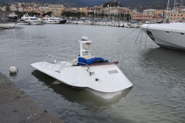 Le foto della barca affondata a Sanremo per la mareggiata