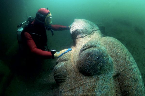 Ad Alessandria d’Egitto gli archeosub riportano a galla i tesori della città sommersa di Heracleion