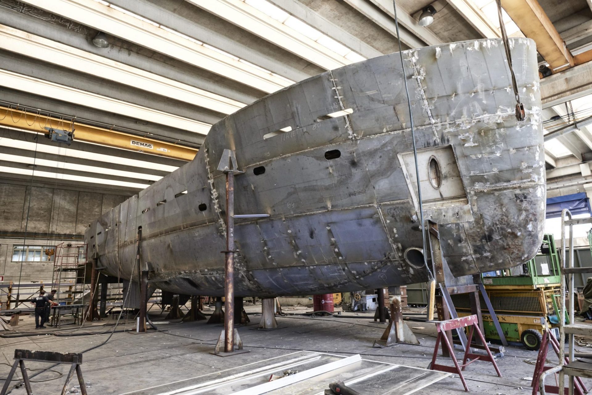 Scafo di Audace 80 in costruzione