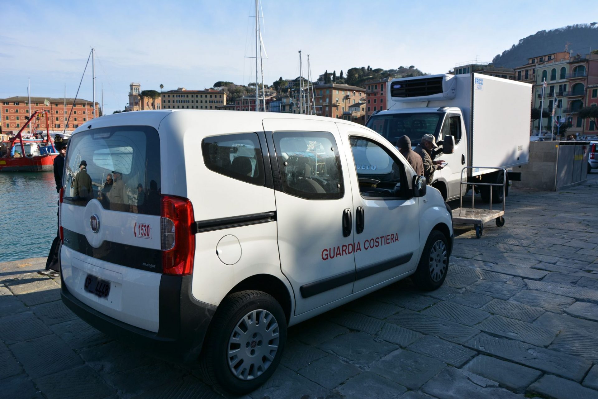 Il mezzo della Capitaneria di Porto che ha trasportato l'esemplare di tartaruga Caretta caretta all'Acquario di Genova