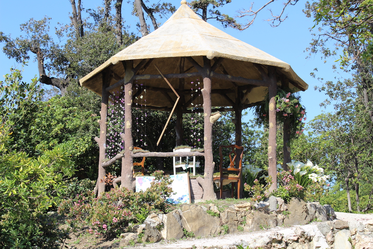 Gazebo con tendine di fiori