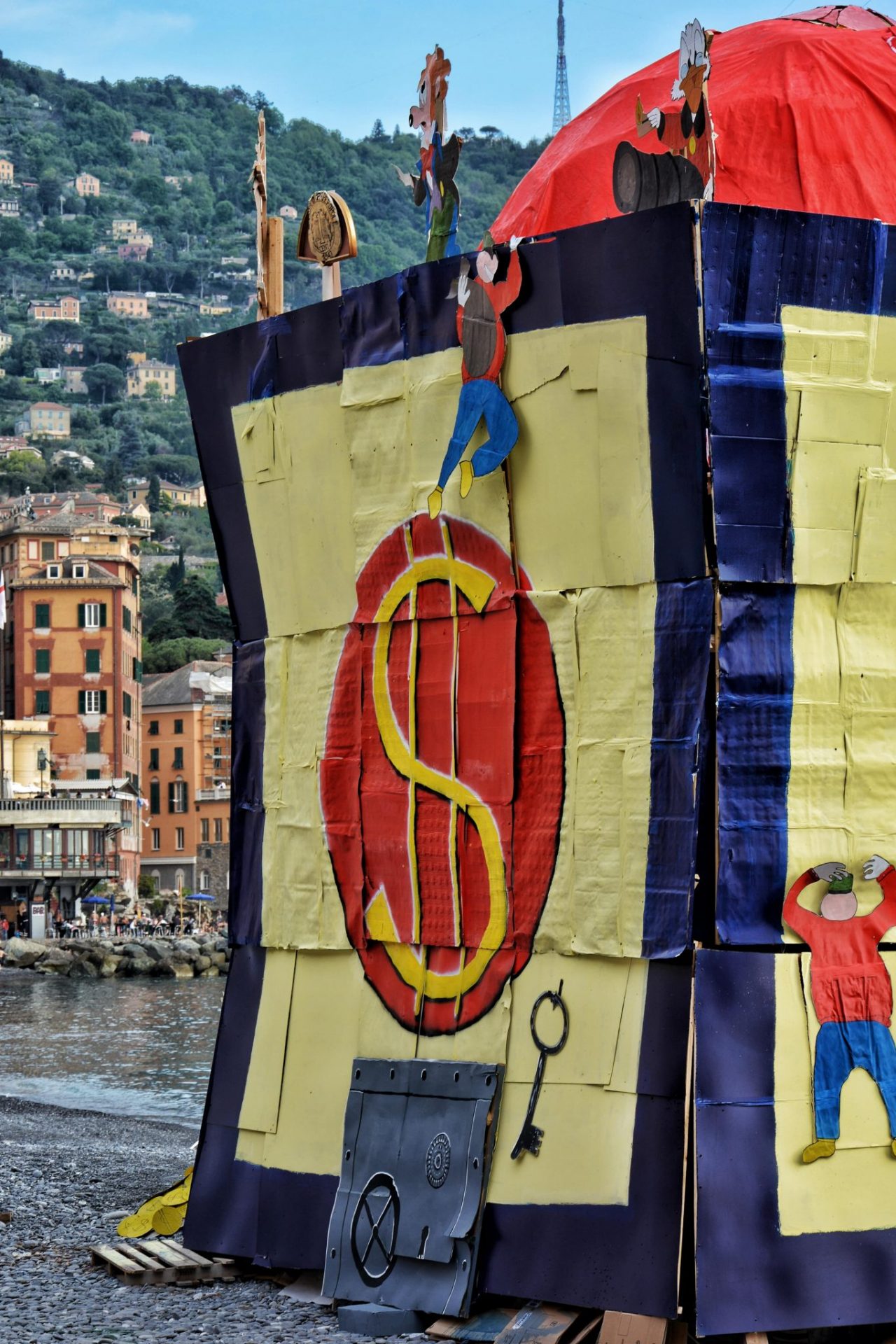 Falò a forma di Paperopoli sulla spiaggia Camogli nel 2015