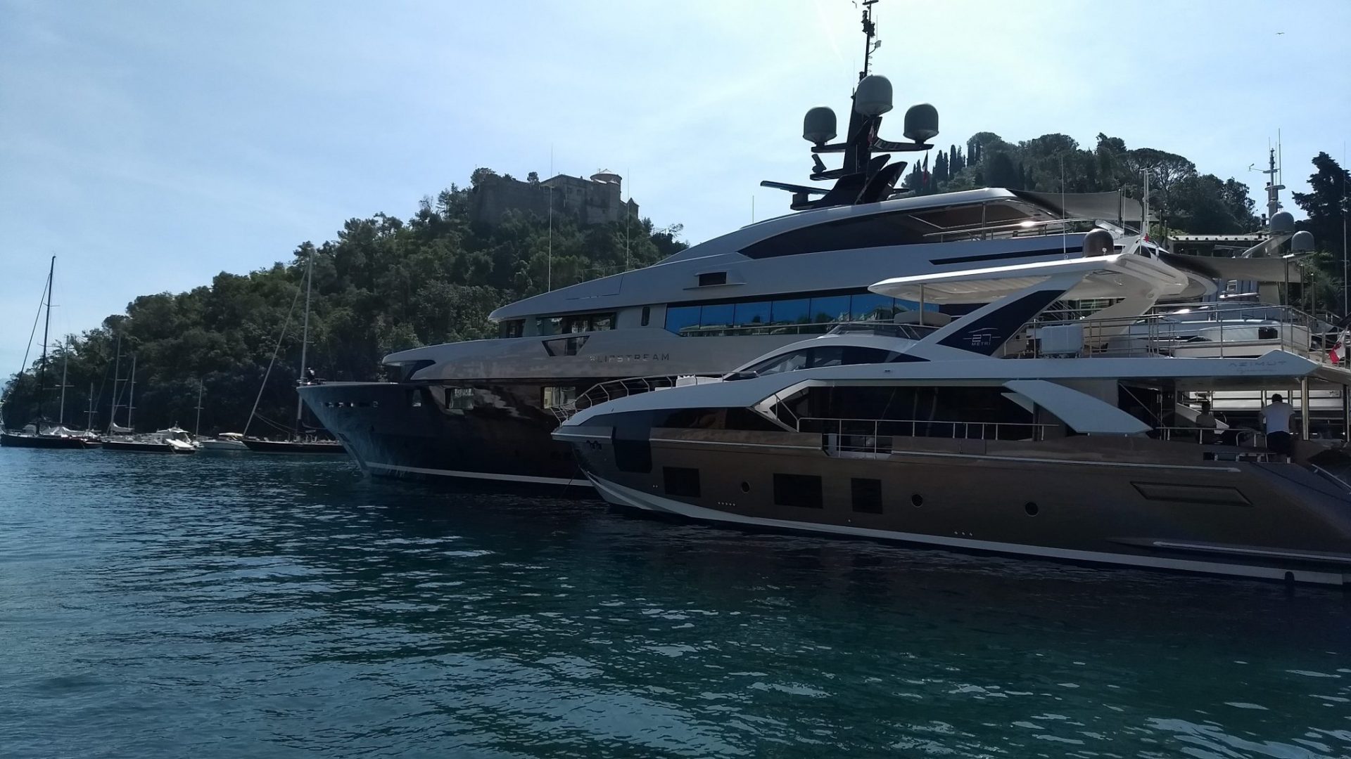 Foto laterale del megayacht Slipstream