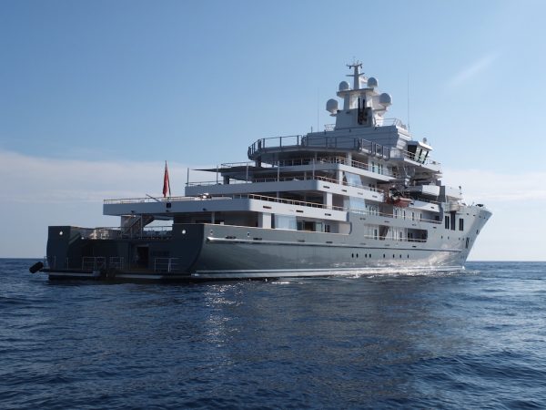 Ecco il mega yacht Andromeda in rada a Genova